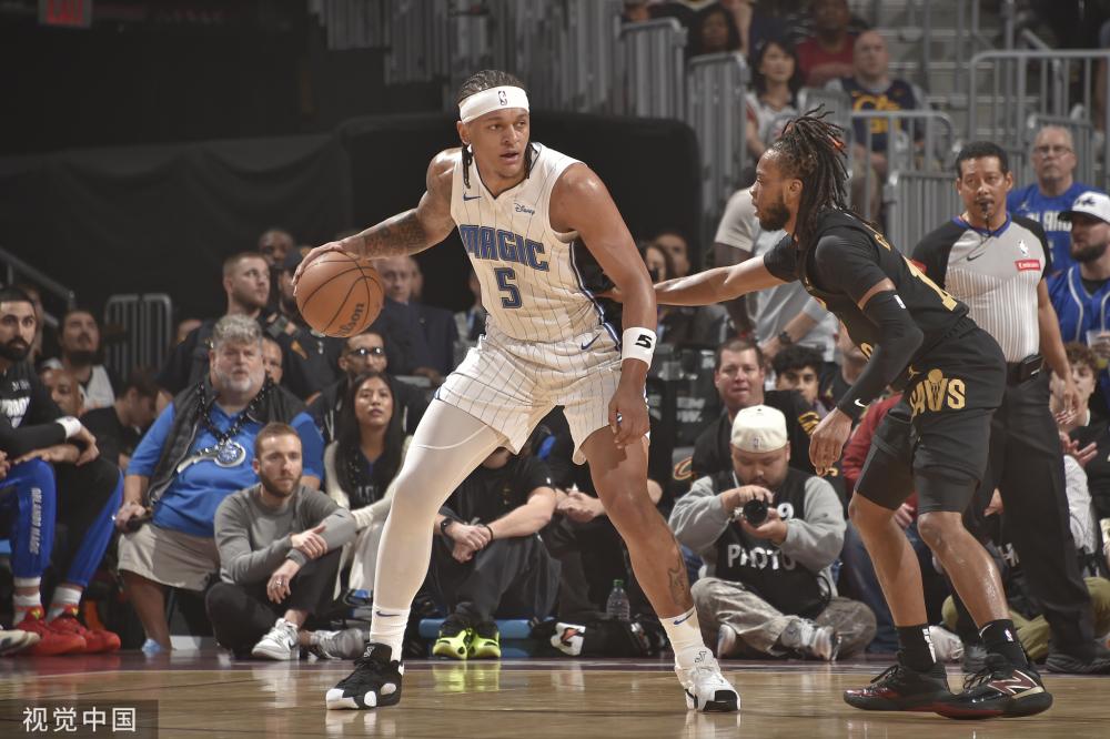 尤其是在此 尤其是在此