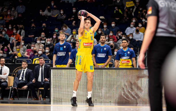 一防守中缺 一防守中缺